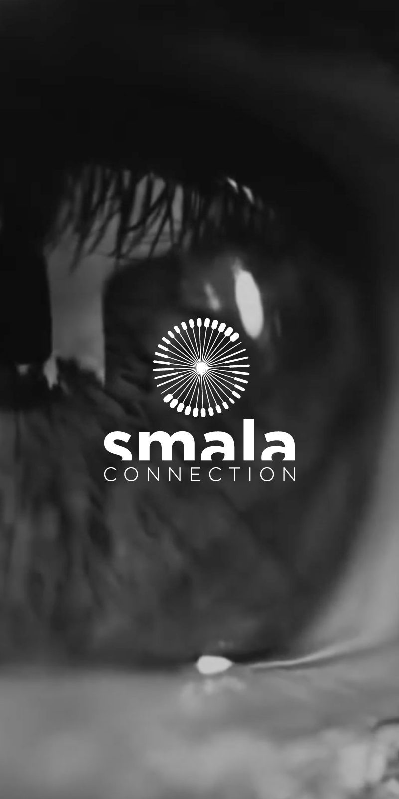 SMALA, teaser : visuel d'un œil très zoomé en noir et blanc avec logo blanc vertical