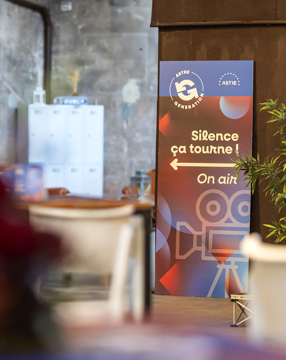 Outils de communication dans la création générique : panneau signalétique intitulé "Silence, ça tourne !"