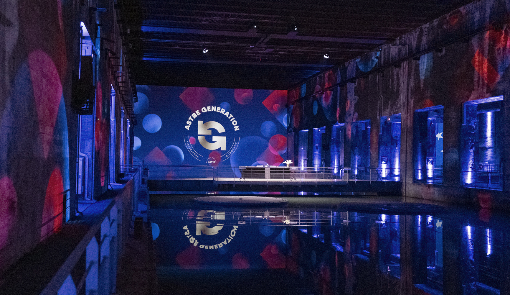 Outils de communication : projection la création générique sur les murs du Bassin des Lumières de Bordeaux