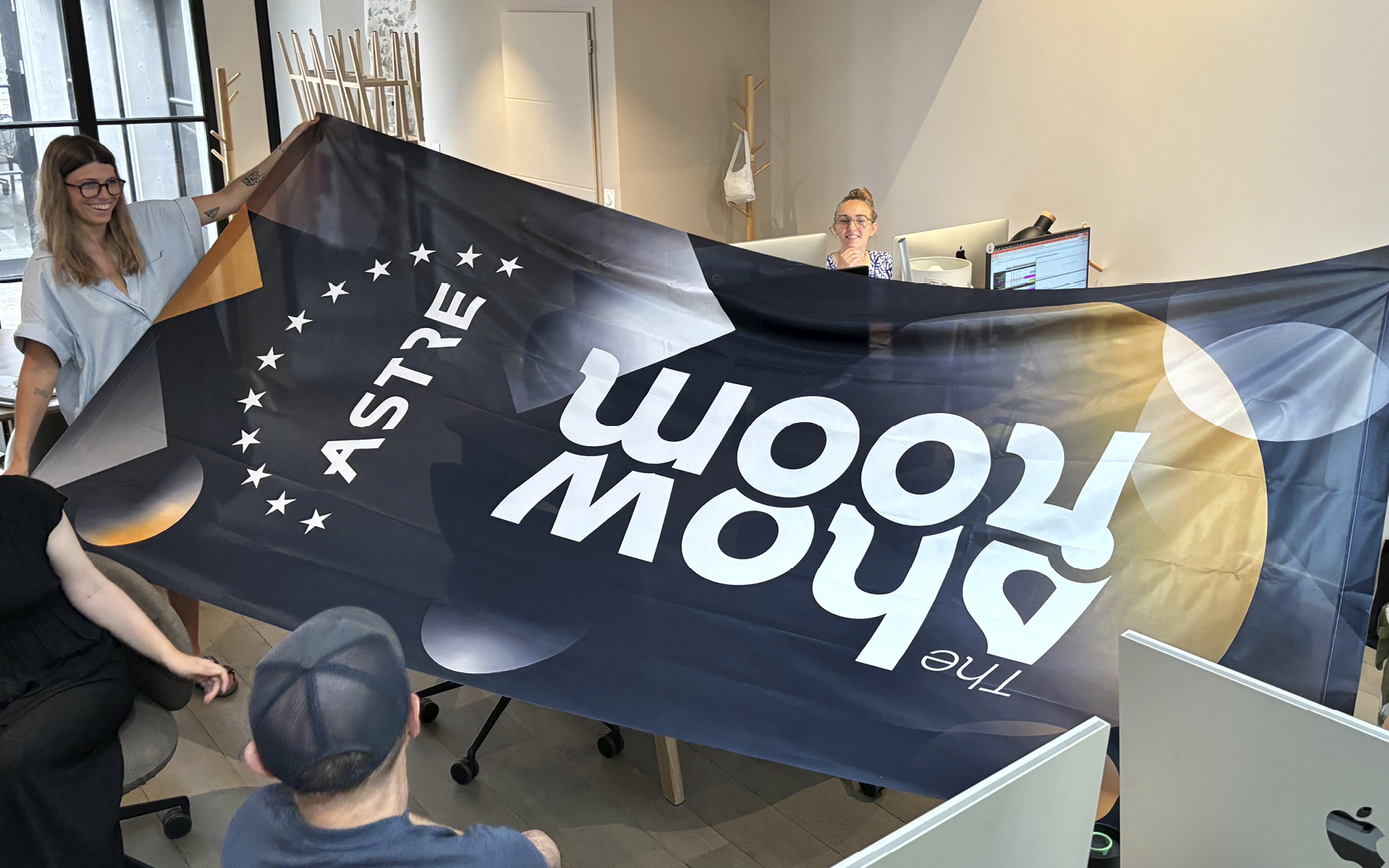 Outils de communication pour le showroom : vérification d'un drapeau à l'agence avant l'événement