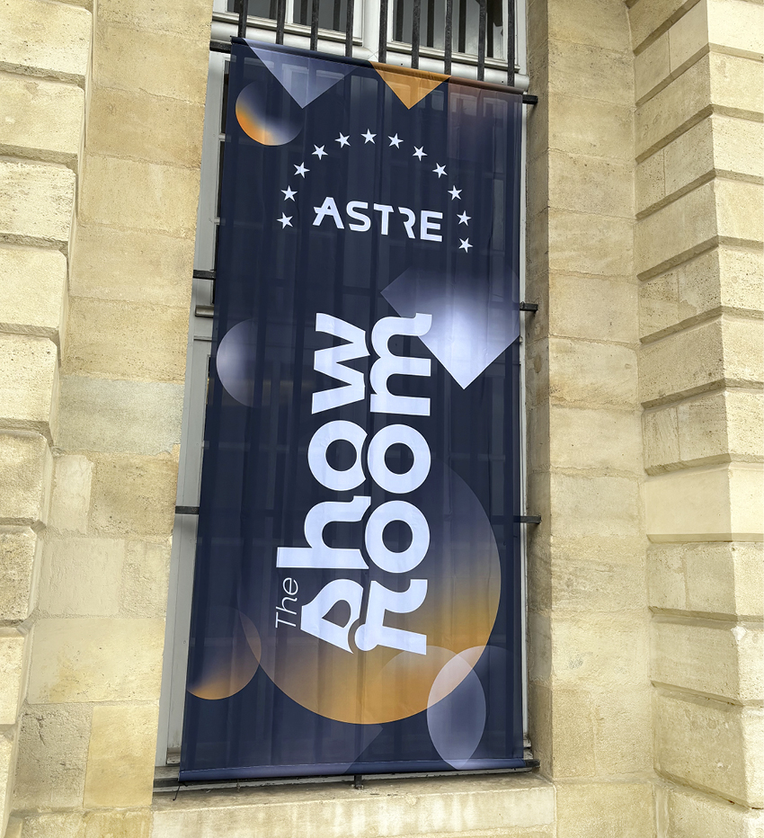 Outils de communication, créa showroom : le drapeau accroché sur une façade du Palais de la Bourse de Bordeaux