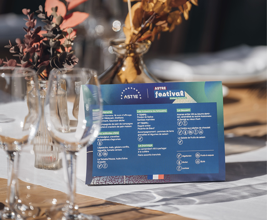 Outils de communication : photo d'un menu aux couleurs de la création festival sur une table du Château Giscours, Margaux